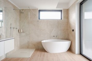 Regadera, secadora de cabello, bidet, toallas 