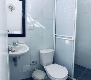 Serviettes fournies, savon, papier toilette