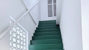 A staircase with green steps and a white wall. - Turbay House 13 (Cartagena de Indias)