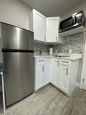 Private kitchen - Charming Tiny House-studio with WiFi and AC close to Tampa International Airport (Tampa)