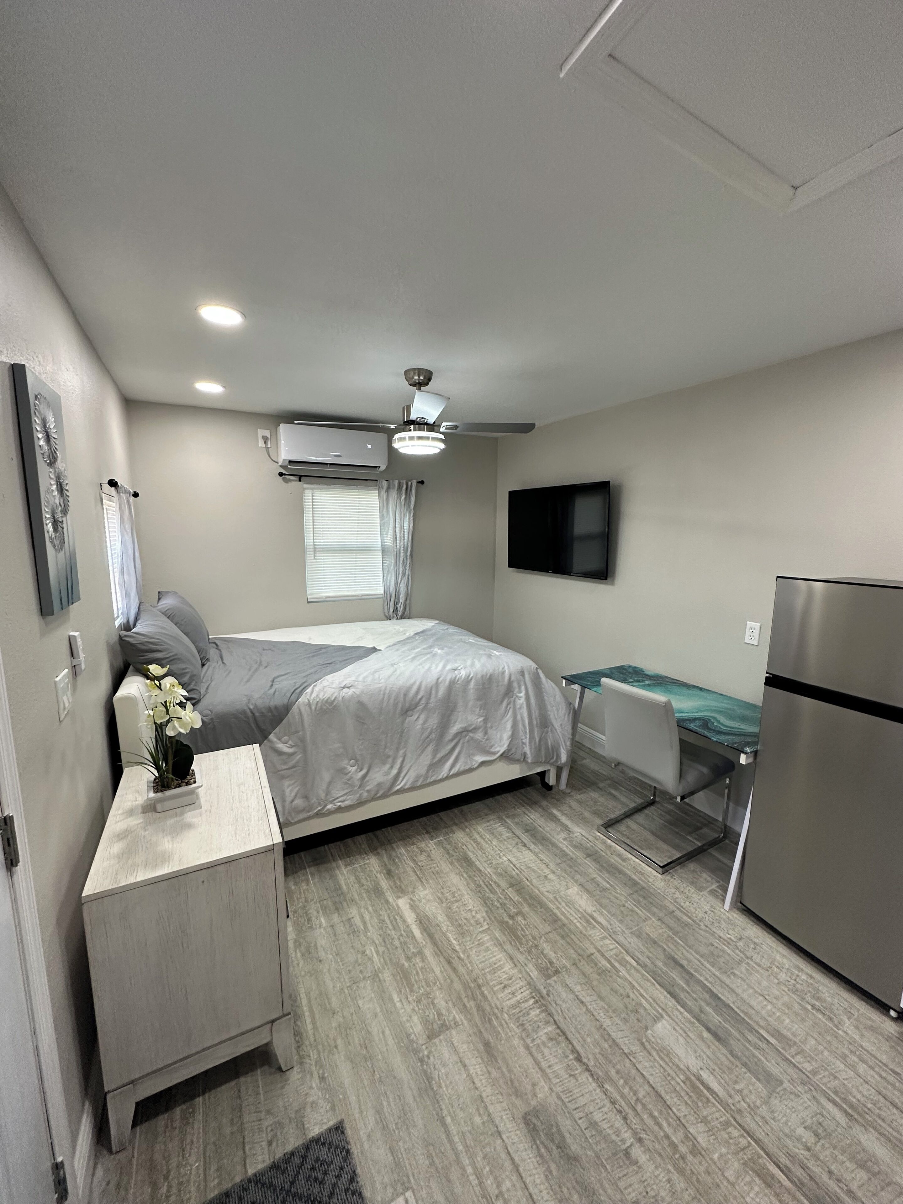 1 slaapkamer, een strijkplank/strijkijzer, wifi, beddengoed