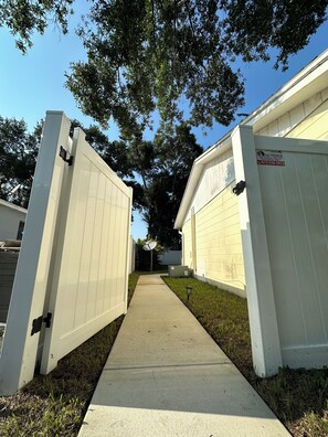 Property grounds - Charming Tiny House-studio with WiFi and AC close to Tampa International Airport (Tampa)