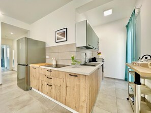 Four à micro-ondes, un four, surface de cuisson, lave-vaisselle