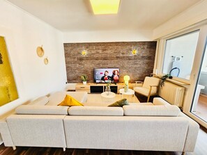 Flat-screen TV - Charming 3 bedrooms with a cozy terrace (Walferdange)