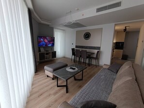 アパートメント 1 ベッドルーム バリアフリー バルコニー | リビングルーム