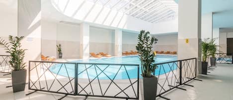 Una piscina cubierta