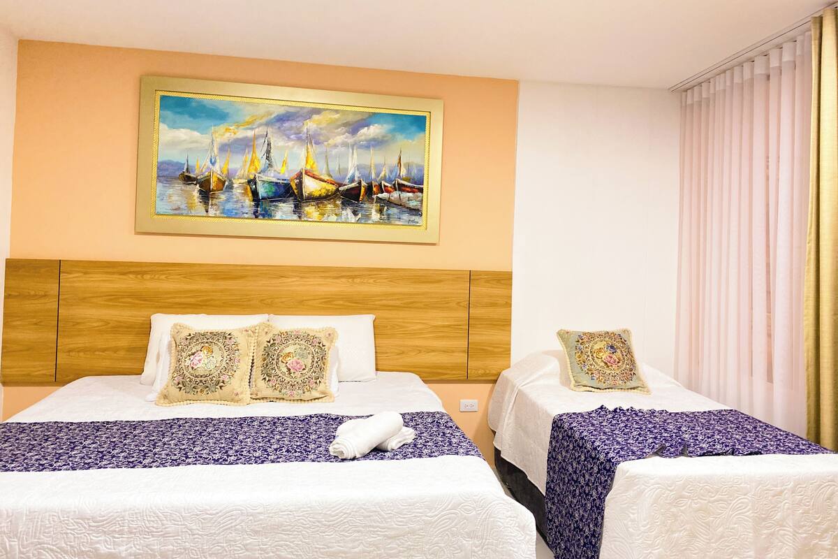 Quarto luxo | Escrivaninha, Wi-Fi de cortesia, roupa de cama