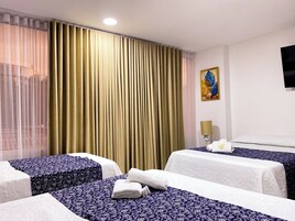 Escritorio, wifi gratis y ropa de cama 