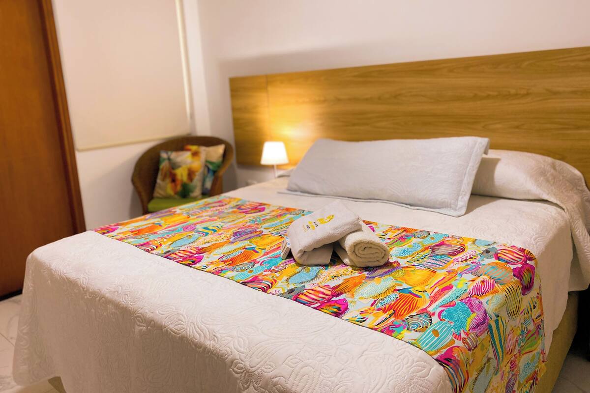 Quarto casal luxo | Escrivaninha, Wi-Fi de cortesia, roupa de cama