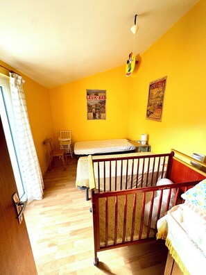 2 chambres, coffre-fort, fer et planche à repasser, lit de bébé portatif