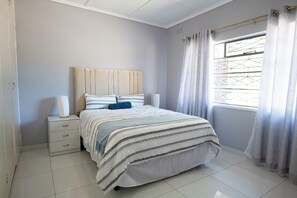 3 habitaciones, tabla de planchar con plancha, wifi y ropa de cama 