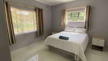 3 bedrooms, iron/ironing board, WiFi, bed sheets