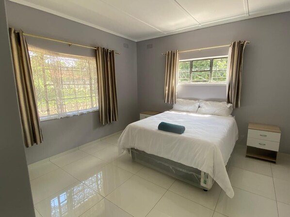 3 habitaciones, tabla de planchar con plancha, wifi y ropa de cama