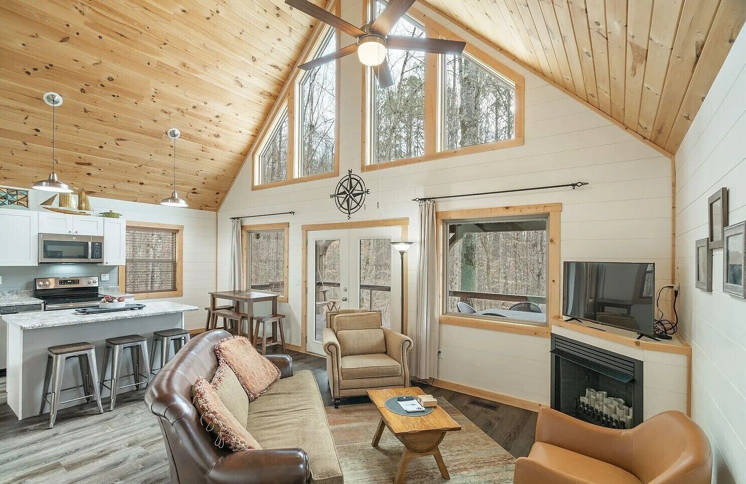 Televisión y chimenea 