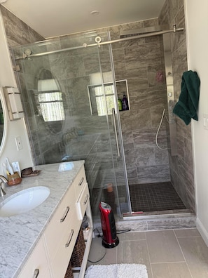Douche, sĂšche-cheveux, serviettes fournies, savon