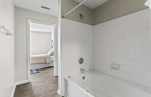 Whirlpool, Haartrockner, Bidet, Handtücher