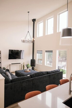 Smart-TV, Kamin, Videospiele, Stereoanlage