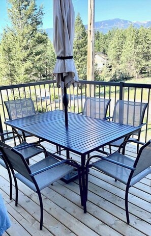 Outdoor dining - Ultimate Family Retreat | Beach, Hot Tub & Games (Invermere)