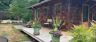 Enchanting meadow retreat 2-bedroom cottage on beautiful Whidbey Island