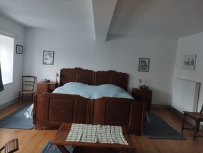 4 bedrooms, iron/ironing board, WiFi, bed sheets