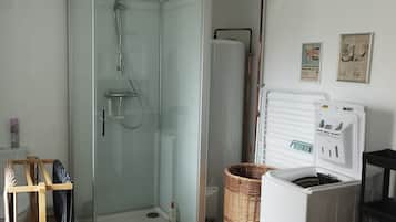 Ducha, secador de pelo, toallas, jabón