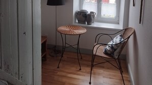 A room with a window, two wicker chairs, a lamp, and a small table. - La Bretz'elle, country house in the Vosges du Nord Natural Park (Lohr)