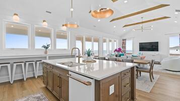 Geladeira, micro-ondas, cooktop, lava-louças