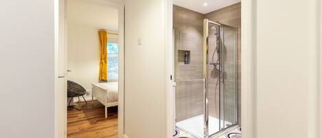 1 bedroom, desk, free WiFi, bed sheets