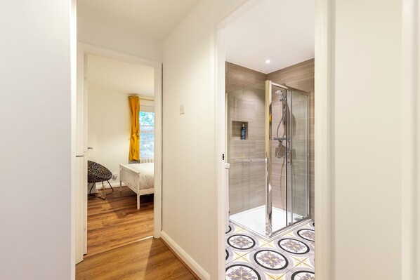 1 bedroom, desk, free WiFi, bed sheets