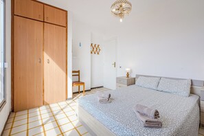 2 bedrooms, iron/ironing board, bed sheets - Dellangelo House (Arona)