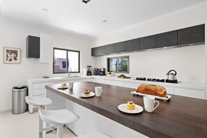 Villa - NEW Premium 4BR Large Pool Outdoor Kitchen (Noord)