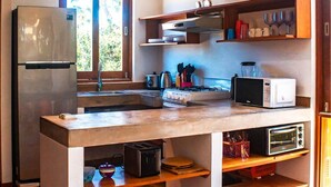 A compact kitchen with a refrigerator, microwave, toaster, and a sink. - HOP Munay Relajante en Campo y Playa en Chincha (El Carmen)