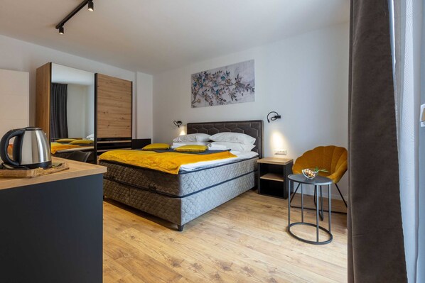 Double Room (Double room with Balcony (owner Premi) | 3 bedrooms, cribs/infant beds