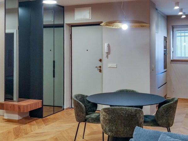 Apartamento (One Bedroom Apartment (owner 1-jednos) | Sala de estar | TV de tela plana 32 polegadas com canais a cabo