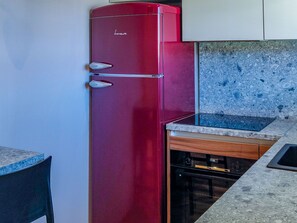 Studio (Studio Apartment (owner 2-Studio)) | Private kitchen | Fridge