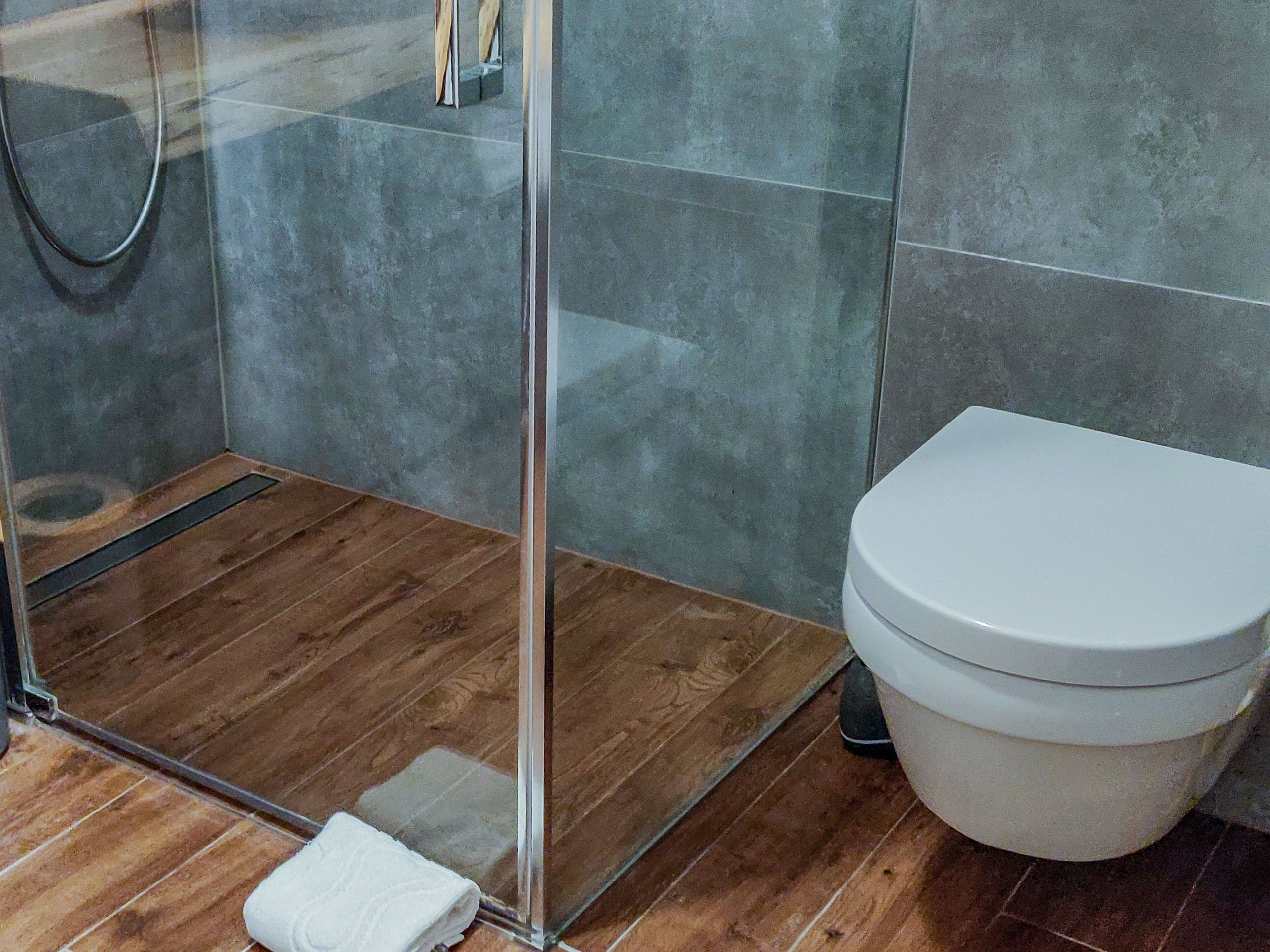 Appartement (One Bedroom Apartment (owner 1-jednos) | Salle de bain | Douche, serviettes fournies