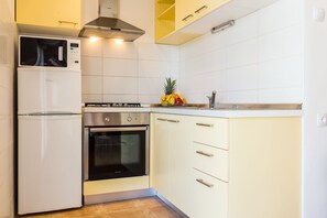 Apartamento (Two Bedroom Apartment with Terrace (o) | Cozinha privada | Geladeira