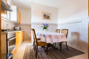 Apartment (Two Bedroom Apartment with Balcony (o) | Wohnzimmer | 32-Zoll-Flachbildfernseher mit Satellitenempfang