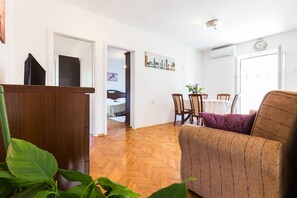 아파트 (Two Bedroom Apartment with Terrace (o) | 거실 | 위성 채널 시청이 가능한 32인치 평면 TV