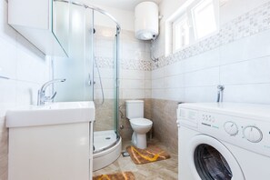 Apartment (Two Bedroom Apartment with Terrace (o) | Bathroom | Shower, towels - Lovely Leisure Apartments With Pool (Zadar)