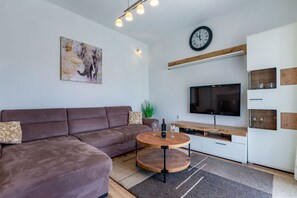 아파트 (Two Bedroom Apartment with Balcony (o) | 거실 | 위성 채널 시청이 가능한 32인치 평면 TV
