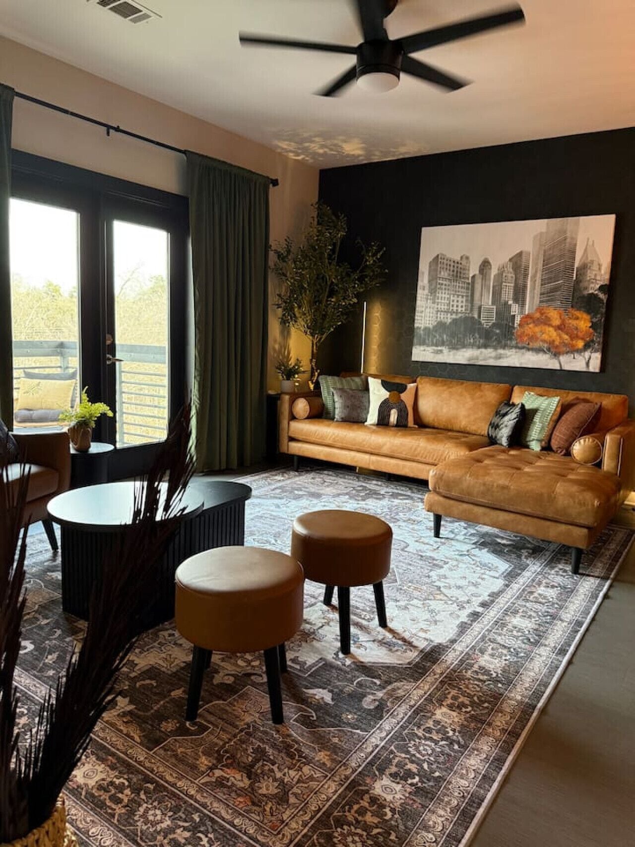 Smart-TV, bøker og kontorer