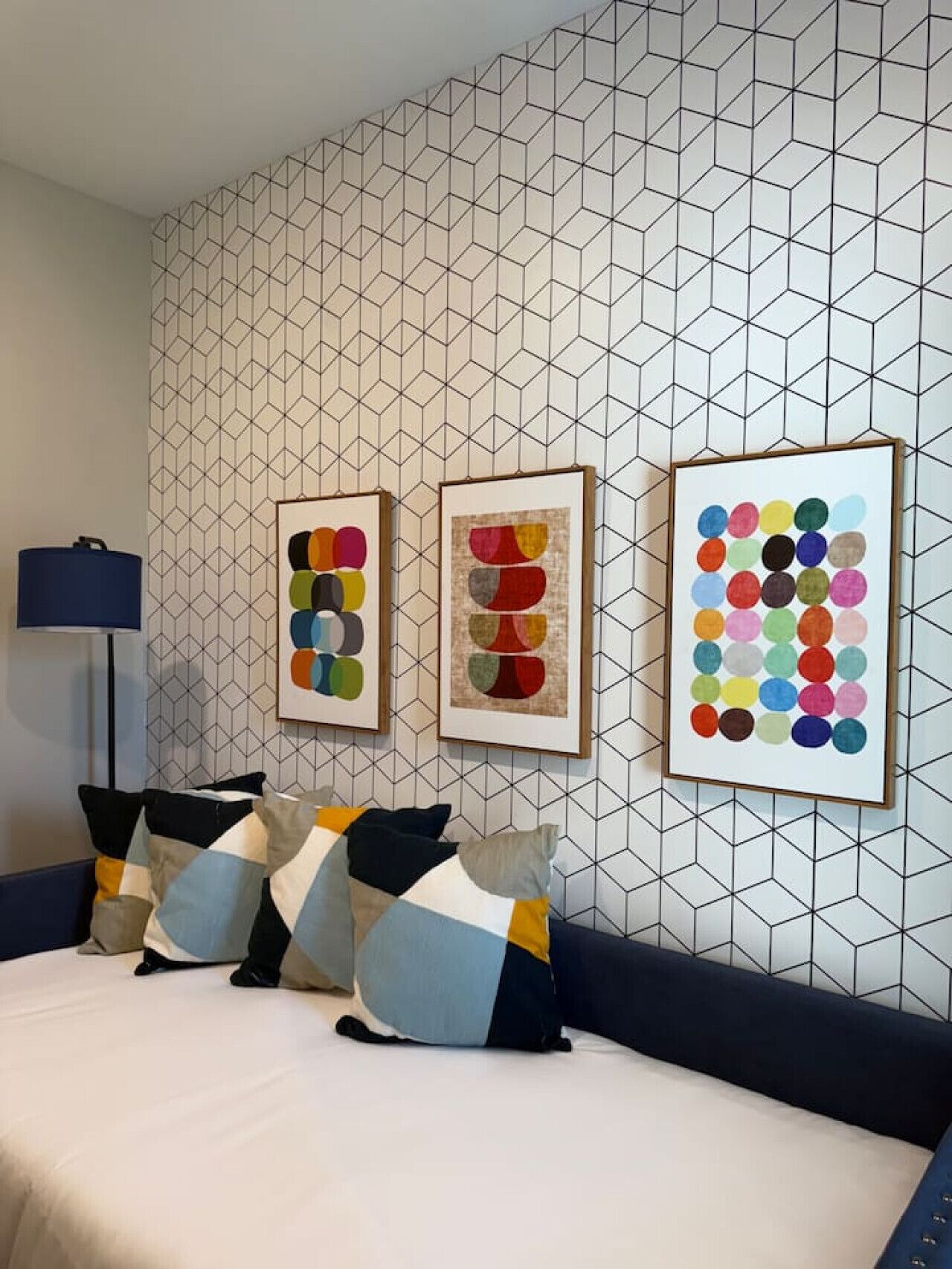 2 soverom, skrivebord, strykejern/-brett og reiseseng for barn