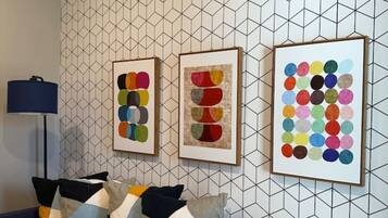 2 soverom, skrivebord, strykejern/-brett og reiseseng for barn