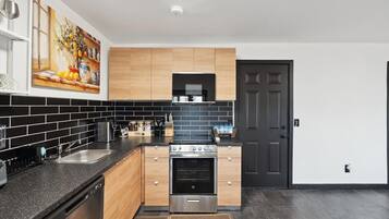 Kühlschrank, Mikrowelle, Ofen, Herdplatte