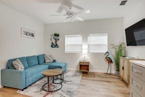 TV, books - Walk to Beach! St Augustine Escape, Patio & Grill (St. Augustine)