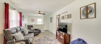 1 Mi to Truman Library: Apt w/ Large Yard!