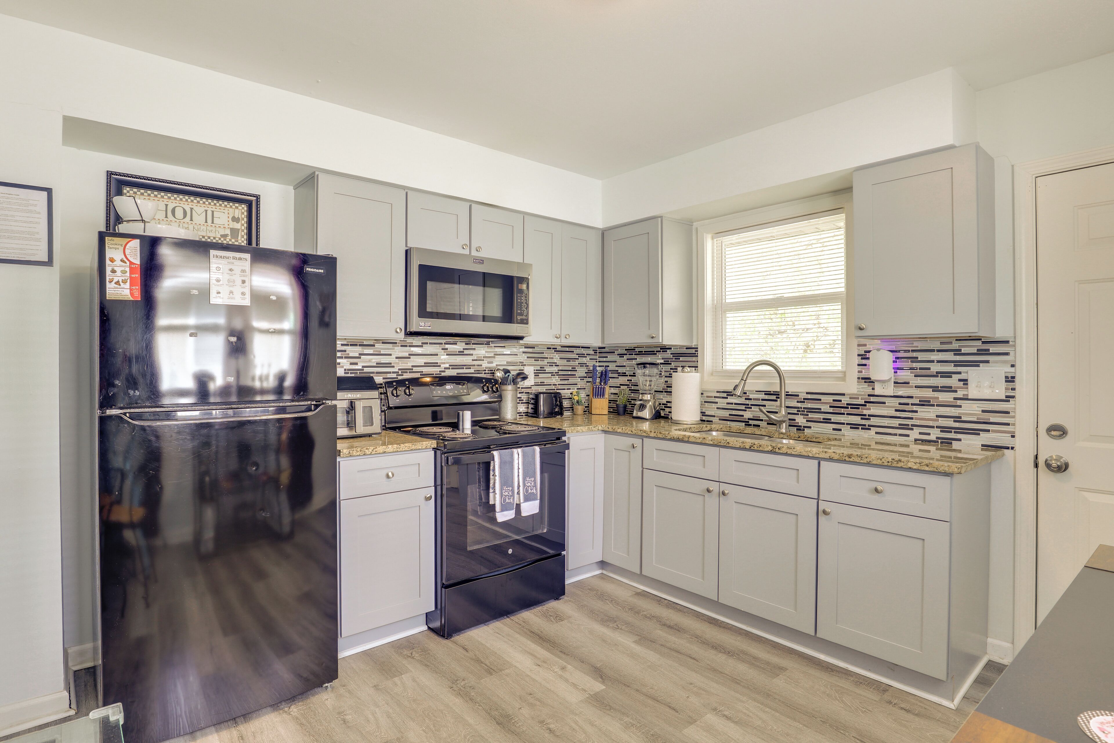 Réfrigérateur, four à micro-ondes, surface de cuisson, cafetière-théière