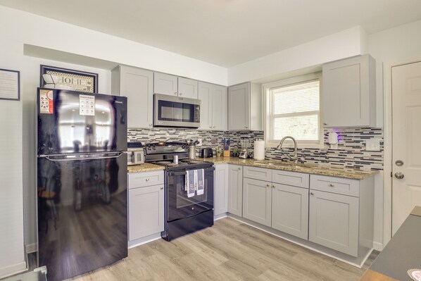 Fridge, microwave, stovetop, coffee/tea maker - 1 Mi to Truman Library: Apt w/ Large Yard! (Sugar Creek)