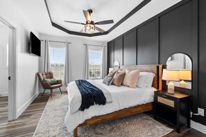 4 chambres, bureau, fer et planche à repasser, lit parapluie